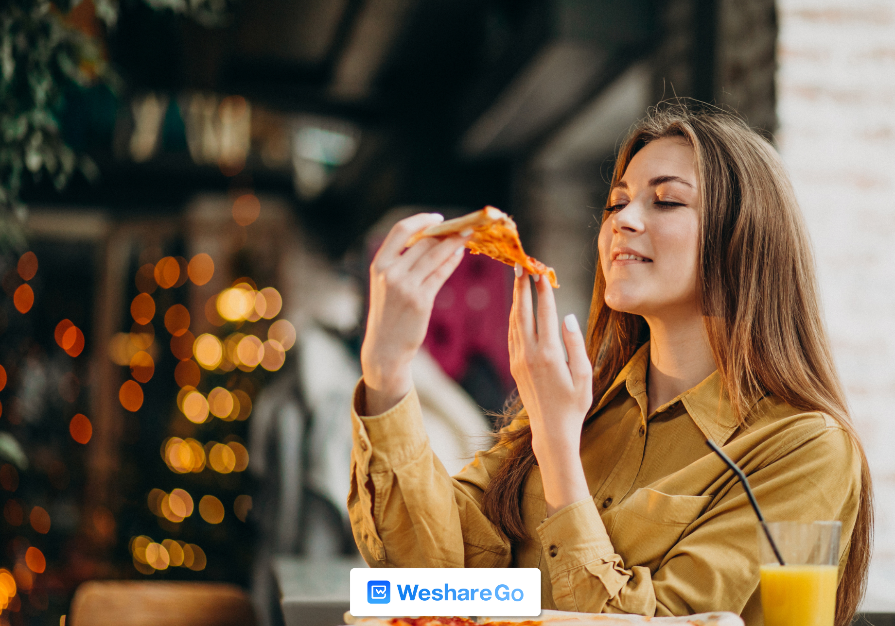 Persona comiendo comida rápida en restaurante 