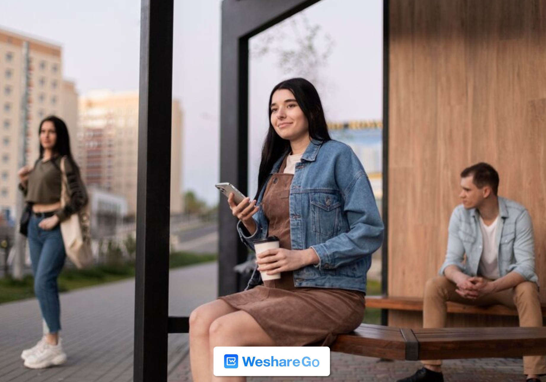 Mujer feliz en la calle con celular en mano 