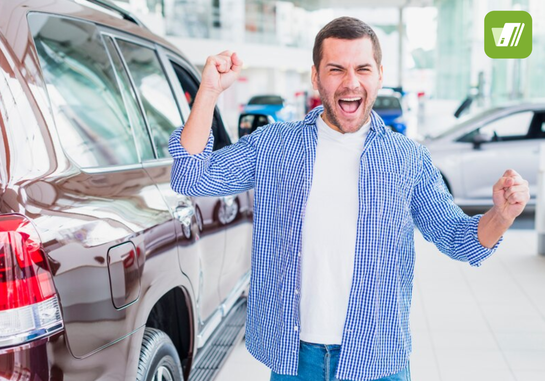 Hombre feliz por comprar un auto 