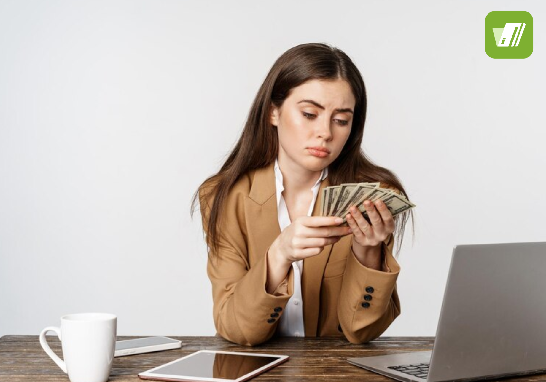 Mujer apartando dinero para cubrir gastos 