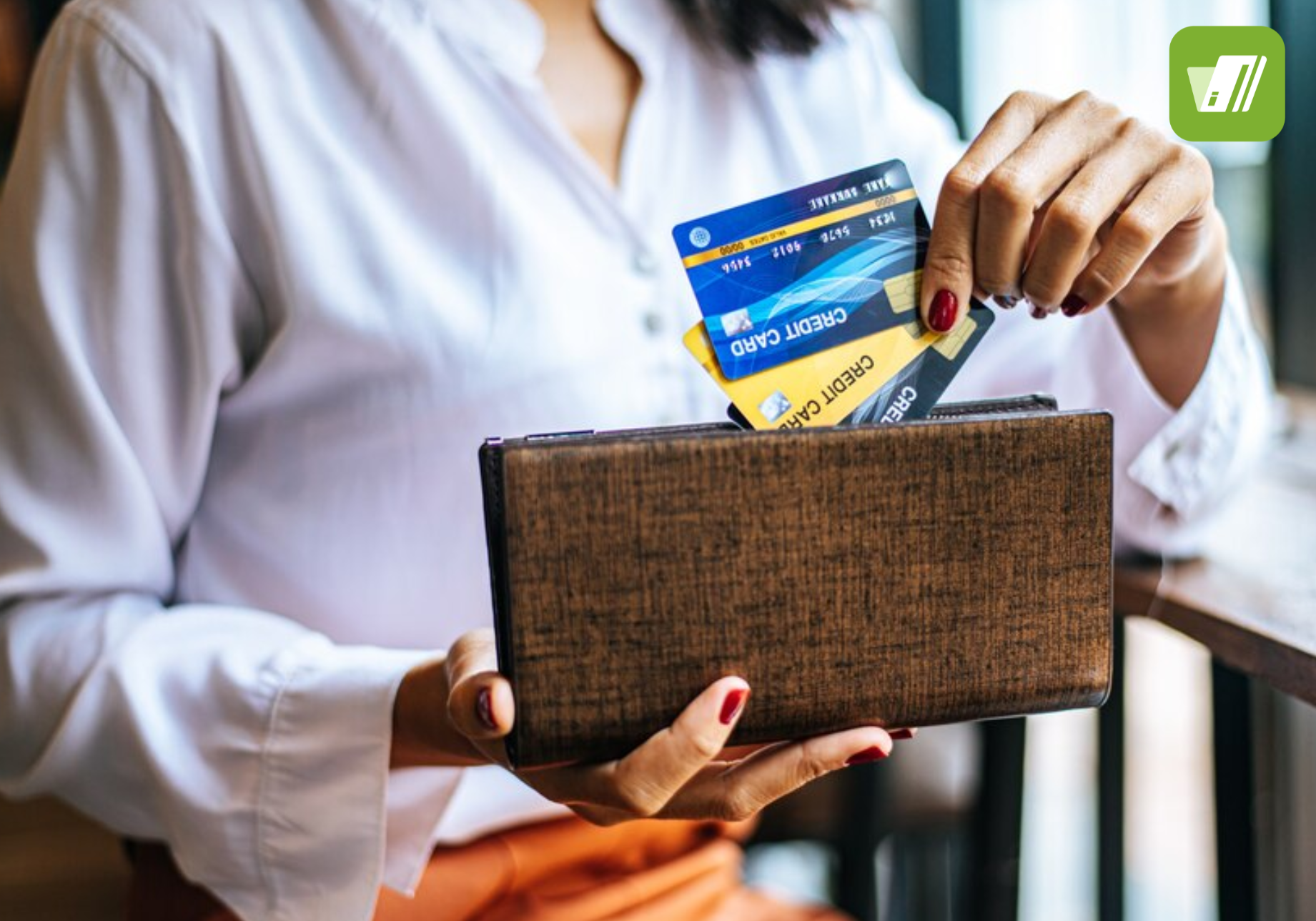 Mujer con varias tarjetas de banco 