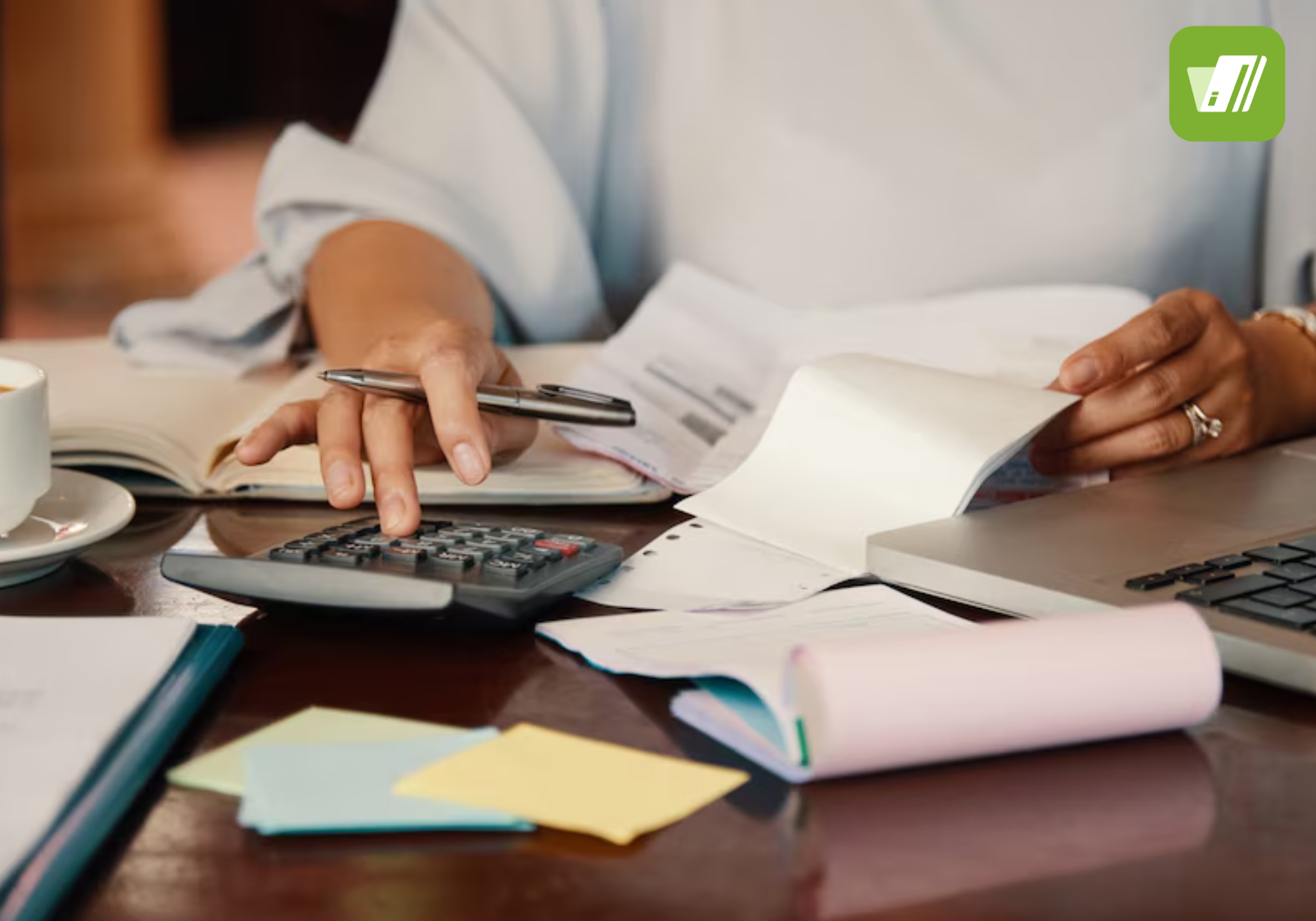 Persona realizando cuentas de dinero 